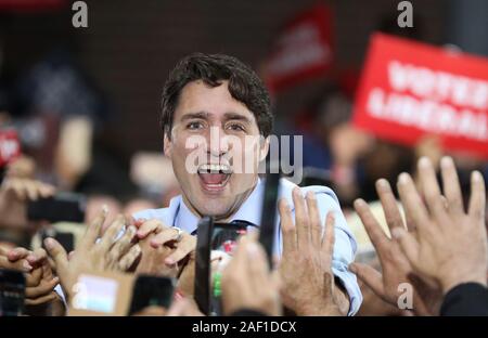 Vancouver, Canada. Dec 12, 2019. Le chef du Parti libéral du Canada, Justin Trudeau électeurs accueille Woodward's Atrium dans Gastown, Vancouver, Colombie-Britannique, le 20 octobre 2019, lors de la dernière journée de la campagne électorale fédérale. Le jour de l'élection, c'est demain, 21 octobre, 2019. Photo par Heinz Ruckemann/UPI UPI : Crédit/Alamy Live News Banque D'Images