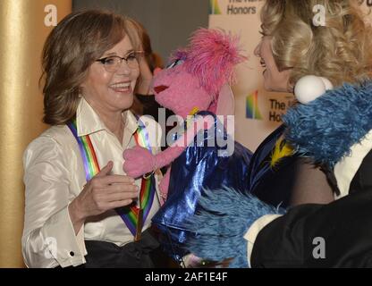 Washington, United States. Dec 12, 2019. L'actrice Sally Field, 2019 Kennedy Centre Honoree, salue des caractères de la Rue Sésame Cookie Monster et Abby qu'ils arrivent pour un gala du Kennedy Center à Washington, DC, le dimanche, Décembre 8, 2019. Photo de Mike Theiler/UPI UPI : Crédit/Alamy Live News Banque D'Images