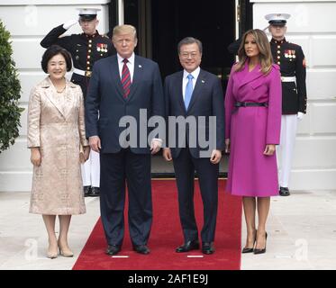 Washington, United States. Dec 12, 2019. Le président Donald Trump (L) et de la première dame Melania Trump (R) salue le président sud-coréen Moon Jae-in et son épouse Kim Jung-sook sur la pelouse Sud de la Maison Blanche à Washington, DC Le 11 avril 2019. Le président de la Lune et de Trump a rencontré dans le bureau ovale pour les réunions. Photo de Pat Benic/UPI UPI : Crédit/Alamy Live News Banque D'Images