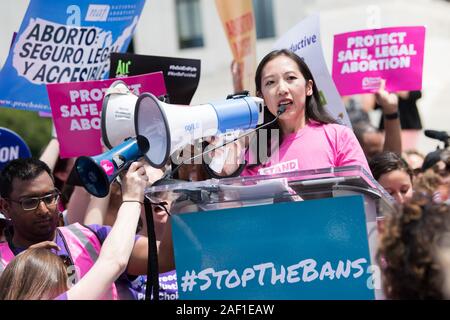 Washington, United States. Dec 12, 2019. Le Dr Leana Wen, Président de la Planned Parenthood Federation of America et le Fonds d'action pour la planification familiale, prend la parole à l'interdiction de l'avortement 'Stop' de la journée d'action au niveau de la Cour suprême sur la colline du Capitole à Washington, DC, le 21 mai 2019. Les partisans des droits à l'avortement se sont mobilisés à travers les Etats-Unis aujourd'hui pour protester contre de nouvelles restrictions sur l'avortement adoptée par les législatures à prédominance républicaine dans plusieurs états. Photo par Kevin Dietsch/UPI UPI : Crédit/Alamy Live News Banque D'Images