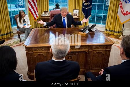 Washington, United States. Dec 12, 2019. Le président Donald Trump (haut) rencontre avec le vice-Premier ministre chinois Liu Il (C) sur le commerce sino-américain, dans le bureau ovale à la Maison Blanche à Washington, DC, le 22 février 2019. Les deux ont été rejoints par des représentants du gouvernement américain, y compris le représentant américain au Commerce, Robert Lighthizer (R). Photo par Kevin Dietsch/UPI UPI : Crédit/Alamy Live News Banque D'Images