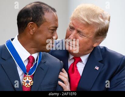 Washington, United States. Dec 12, 2019. Le président Donald Trump awards Tiger Woods golfeur professionnel la Médaille présidentielle de la liberté, le jardin de roses à la Maison Blanche le 6 mai 2019, à Washington, DC Photo par Kevin Dietsch/UPI UPI : Crédit/Alamy Live News Banque D'Images