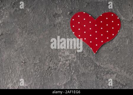 Coeur rouge symbole de l'amour sur le vieux mur texture Banque D'Images