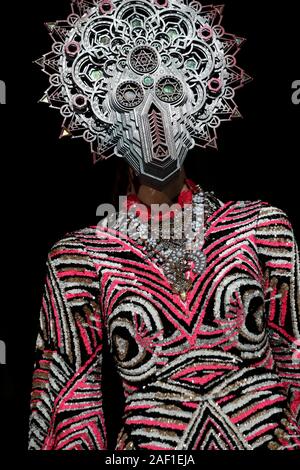 Paris, France. Dec 12, 2019. Un modèle tient à la passerelle pendant la présentation de Manish Arora's show dans le cadre de la collection Automne-Hiver 2019-2020 de la Fashion Week de Paris le 28 février 2019. Photo par Eco Clement/UPI UPI : Crédit/Alamy Live News Banque D'Images