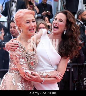 Cannes, France. Dec 12, 2019. Helen Mirren (L) et Andie MacDowell arrivent sur le tapis rouge avant la projection du film 'Les plus belles années d'une vie' au 20e Congrès International du Film de Cannes à Cannes, France le 18 mai 2019. Photo de David Silpa/UPI UPI : Crédit/Alamy Live News Banque D'Images