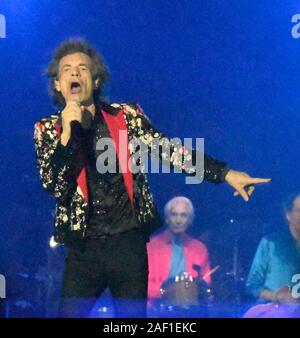 Miami Gardens, États-Unis. Dec 12, 2019. Les Rolling Stones 2019 'Filtre' pas d' effectuer sur scène avec Mick Jagger au Hard Rock Stadium de Miami Gardens, en Floride, le vendredi, 30 août, 2019. Le concert a été déplacé du samedi au vendredi en prévision de l'arrivée de l'Ouragan Dorian, qui pourrait frapper la région comme une tempête de catégorie 4. Miami est le dernier arrêt pour les pierres tournée nord-américaine en 2019. Photo par Gary JE Rothstein/UPI UPI : Crédit/Alamy Live News Banque D'Images