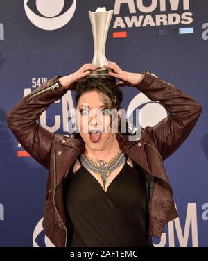 Las Vegas, États-Unis. Dec 12, 2019. Personnalités liées à la commune d'Ashley, lauréat du prix pour une nouvelle artiste féminine de l'année, apparaît dans les coulisses du 54th annual Academy of Country Music Awards qui a eu lieu au MGM Grand Garden Arena de Las Vegas, Nevada le 7 avril 2019. Photo par Jim Ruymen/UPI UPI : Crédit/Alamy Live News Banque D'Images