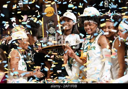 Tampa, États-Unis. Dec 12, 2019. La Dame de Baylor Bears célébrer avec le trophée de championnat après avoir battu les Notre Dame Fighting Irish 82-81 pour gagner le 2019 Basket-ball Championnat national à l'Amalie Arena à Tampa, Floride le 7 avril 2019. Photo par Kevin Dietsch/UPI UPI : Crédit/Alamy Live News Banque D'Images