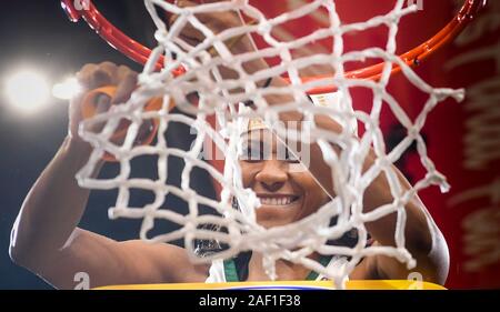 Tampa, États-Unis. Dec 12, 2019. Dame Baylor Bears guard Chloe Jackson (24) coupe le filet après la Dame de Baylor Bears défait les Notre Dame Fighting Irish 82-81 pour gagner le 2019 Basket-ball Championnat national à l'Amalie Arena à Tampa, Floride le 7 avril 2019. Photo par Kevin Dietsch/UPI UPI : Crédit/Alamy Live News Banque D'Images