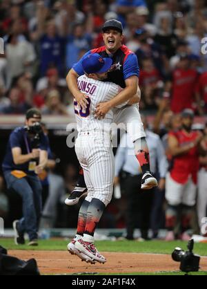 Cleveland, États-Unis. Dec 12, 2019. New York Mets' Pete Alonso (20) célèbre avec cousin Derek Morgan, un ancien joueur du collégial qui campèrent à Alonso lors de sa victoire dans le tour final de la MLB All-Star Game Home Run Derby à Progressive Field à Cleveland (Ohio), le 8 juillet 2019. Photo par Aaron Josefczyk/UPI UPI : Crédit/Alamy Live News Banque D'Images