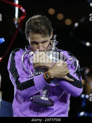 Flushing Meadow, United States. Dec 12, 2019. Rafael Nadal d'Espagne épouse le trophée de championnat après avoir battu la Russie de Medvedev Daniil en 5 sets pour gagner la finale chez les hommes dans la région de Arthur Ashe Stadium de l'US Open 2019 Tennis Championships à l'USTA Billie Jean King National Tennis Center le Dimanche, Septembre 8, 2019, dans la ville de New York. Nadal a battu 7-5, 6-3, Medvedev 5-7, 4-6, 6-4 pour remporter son 4e US Open Championship. Photo de John Angelillo/UPI UPI : Crédit/Alamy Live News Banque D'Images