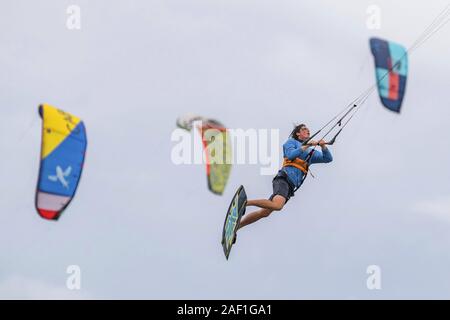 Sullivans Island, United States. Dec 12, 2019. Une aussi forte de l'air prises kiteboarder vents atteignent la côte atlantique de Charleston en avant de l'Ouragan Dorian le Samedi, Août 31, 2019, dans Sullivans Island, Caroline du Sud. La tempête de catégorie 4 est prévue sur les Bahamas, puis se déplacent vers le nord le long de la côte est. Photo de Richard Ellis/UPI UPI : Crédit/Alamy Live News Banque D'Images