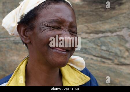 Diamantina, Minas Gerais, Brésil - 25 janvier 2016 : heureuse femme traditionnelle afro-brésilienne dans les rues de la ville historique de Diamantina Banque D'Images