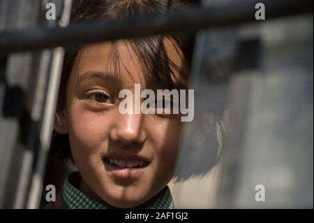 Leh, Jammu-et-Cachemire, Inde - 26 juillet 2011: Douce fille de Leh dans le bus de retour à la maison après classe, sourires :) Banque D'Images