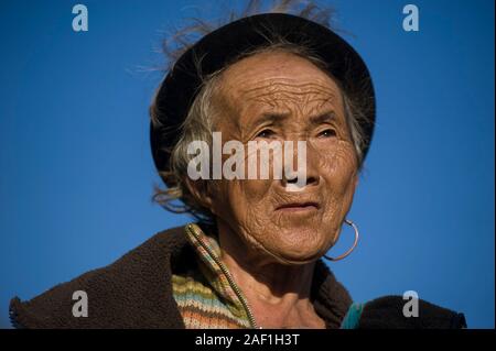 Sapa, Lao Cai, Vietnam - 20 mars 2011: Femme senior traditionnelle de l'ethnicité du Hmong noir dans une région rurale de Sapa Banque D'Images