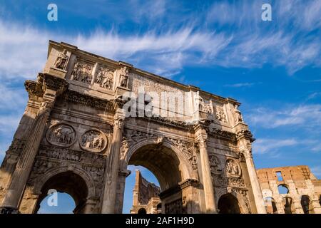 L'Arc de Constantin, le plus grand arc de triomphe romain, situé entre le Colisée et le Palatin Banque D'Images