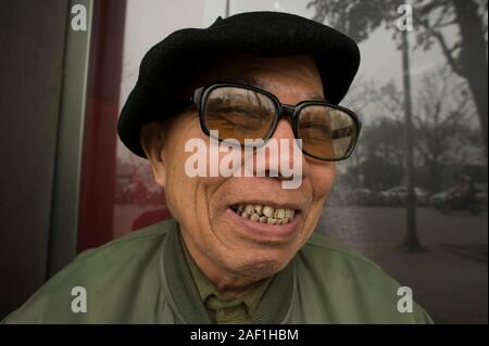 Hanoi, Vietnam - 05 mars 2011: Homme vietnamien haut de la main portant béret et lunettes de soleil, sourires Banque D'Images