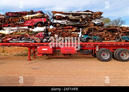 Les véhicules à moteur écrasé sur remorque pour camion , West Kimberley, Australie occidentale Banque D'Images