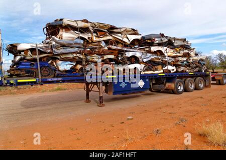 Les véhicules à moteur écrasé sur remorque pour camion , West Kimberley, Australie occidentale Banque D'Images