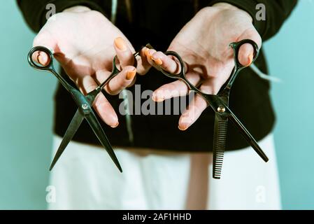 Coiffure femme tenant des ciseaux dans les mains close-up Banque D'Images