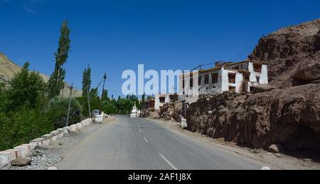 Route de montagne avec un petit village tibétain au Ladakh, Inde du Nord. Le Ladakh est le plus haut plateau de l'Inde avec beaucoup de choses qui n'étant plus de 3 000 m. Banque D'Images