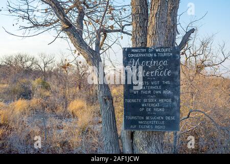Signe de l'information sur les points d'eau pour les touristes, camp Halali, Etosha National Park, Namibie Banque D'Images