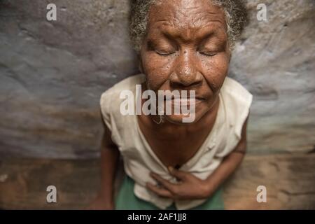 Alcantara, Maranhao, Brésil - 21 mai 2016 : femme Itamatatiua Quilombo de quilombolas, à la maison, assis sur un banc en bois avec les yeux fermé Banque D'Images