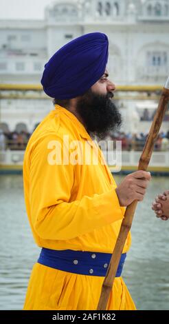 Amritsar, Inde - 25 juil., 2015. En garde Sikh Temple Doré (Harmandir Sahib) à Amritsar, Punjab, en Inde. Temple d'or est le plus saint des gurdwaras Sik Banque D'Images