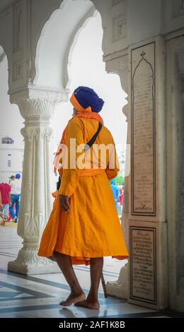 Amritsar, Inde - 25 juil., 2015. En garde Sikh Temple Doré (Harmandir Sahib) à Amritsar, Punjab, en Inde. Temple d'or est le plus saint des gurdwaras Sik Banque D'Images