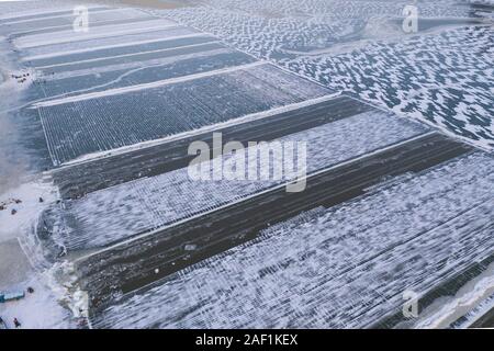 (191212) -- HARBIN, le 12 décembre 2019 (Xinhua) -- photo aérienne prise le 11 décembre 2019 montre la rivière Songhua gelé à Harbin, capitale de la province du nord-est de la Chine. Des cubes de glace prélevés dans la rivière Songhua gelé sera utilisé dans le prochain festival de la neige à Harbin. (Photo de Xie Jianfei/Xinhua) Banque D'Images