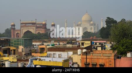 Agra, Inde - Nov 11, 2015. Vue aérienne de la ville d'Agra et le Taj Mahal en Inde. L'Agra est l'une des villes les plus peuplés dans l'Uttar Pradesh et le 24e mois Banque D'Images