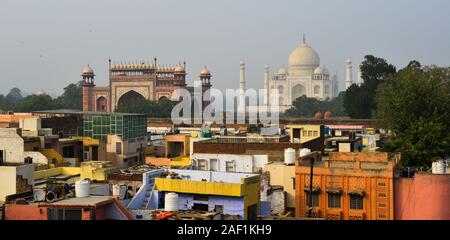 Agra, Inde - Nov 11, 2015. Vue aérienne de la ville d'Agra et le Taj Mahal en Inde. L'Agra est l'une des villes les plus peuplés dans l'Uttar Pradesh et le 24e mois Banque D'Images