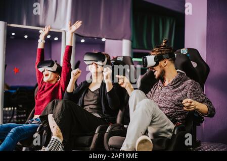 Amis de lunettes virtuelles à regarder des films au cinéma avec effets spéciaux Banque D'Images