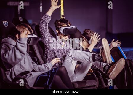 Amis de lunettes virtuelles à regarder des films au cinéma avec effets spéciaux Banque D'Images