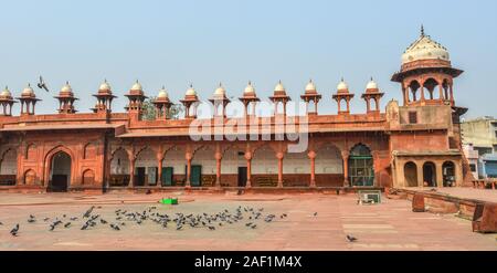 Agra, Inde - Nov 12, 2017. Ancien Temple à Agra, en Inde. L'Agra est inclus sur le triangle d'or circuit touristique, avec Delhi et Jaipur. Banque D'Images