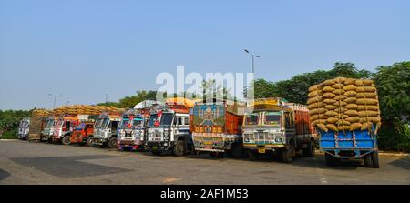 Agra, Inde - 13 Nov, 2017. Remorques de camion sur l'aire de repos à Agra, en Inde. L'Agra est l'une des villes les plus peuplés dans l'Uttar Pradesh, et le 24 la plupart des po Banque D'Images