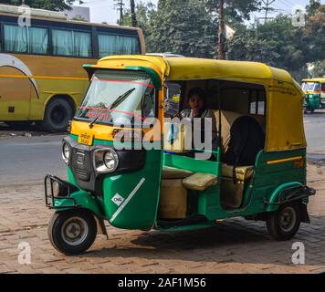 Jaipur, Inde - 13 Nov, 2017. Un tuk tuk taxi sur la rue à Jaipur, Inde. Pousse-pousse automatique sont utilisés dans les villes et villages pour de courtes distances. Banque D'Images