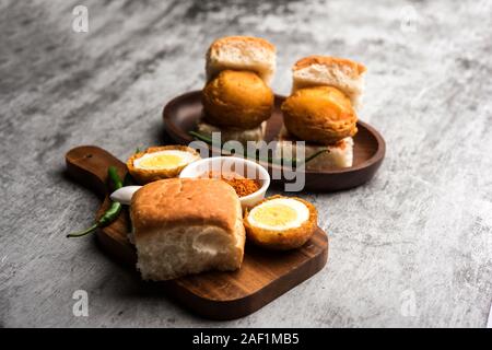 Egg Vada™ ou Anda AMA Paav / Pao est un plat de restauration rapide non végétarien de Maharashtra, Inde Banque D'Images