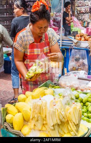 Bangkok, Thaïlande - 26 octobre 2013 : la préparation des fruits pour la vente dans le quartier chinois. C'est la partie la plus ancienne de la ville Banque D'Images