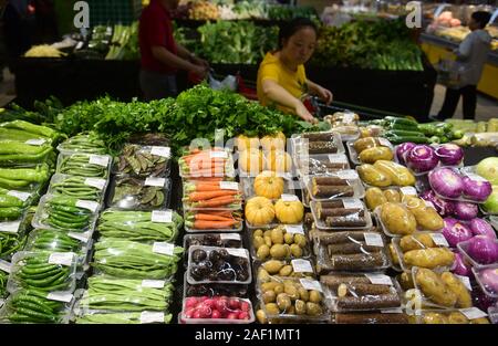 (191212) -- BEIJING, le 12 décembre 2019 (Xinhua) -- Un client choisit des légumes dans un supermarché à Wuxi City, Jiangsu Province de Chine orientale, le 12 juin 2019. (Xinhua/Huan Yueliang) Banque D'Images