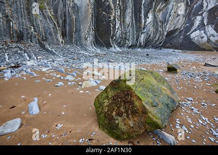 Formation rocheuse spectaculaire flysch côte cantabrique en Zumaia, l'Euskadi. Espagne Banque D'Images