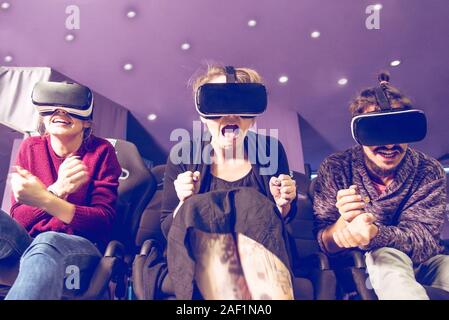 Amis de lunettes virtuelles à regarder des films au cinéma avec effets spéciaux Banque D'Images