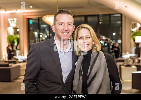 Columbus, Ohio, USA. Dec 11, 2019. DOUG ET AMY GRACE ULMAN au grand célébration d'ouverture de la galerie, Columbus at Easton Town Center de Columbus, Ohio le Mercredi, Décembre 11, 2019. La Galerie est un 60 000 pieds carrés à trois niveaux, qui est la pièce maîtresse d'une expansion de 16 acres à Easton Town Center et est le premier de son genre dans l'Ohio. Easton est exploité par Steiner & Associates et l'entreprise de Georgetown. Credit : James D. DeCamp/ZUMA/Alamy Fil Live News Banque D'Images