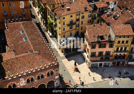 Vue aérienne de la place principale (Piazza delle Erbe) et les toits de Vérone. Banque D'Images