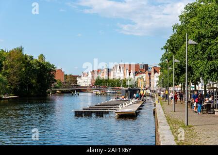 Lübeck, Allemagne - 3 août 2019 : vue panoramique de la rivière Trave et le front de mer dans le vieux port Banque D'Images