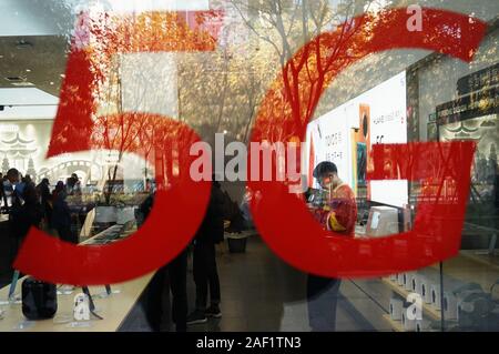 Hangzhou, Zhejiang, Chine. Dec 12, 2019. Zhejiang, Chine-Clients shop pour Huawei 5g du produit à un magasin de Huawei à Hangzhou, Zhejiang Province de Chine orientale, le 12 décembre 2019. Crédit : SIPA Asie/ZUMA/Alamy Fil Live News Banque D'Images