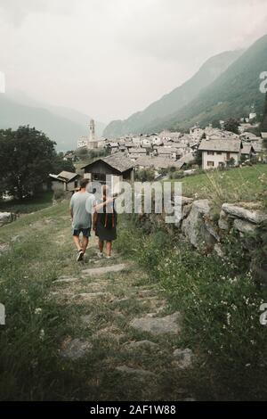 Couple de marche Banque D'Images