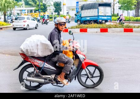 Ho Chi Minh Ville anciennement Saigon homme à cheval chargé moto Banque D'Images