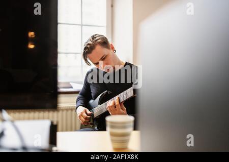 Man playing electric guitar Banque D'Images