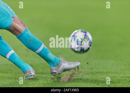 Gardien le gardien en t Paulo Gazzaniga (Tottenham Hotspur), fonction, Ball GES / football / Ligue des Champions : le FC Bayern Munich - Tottenham Hotspur, 12/11/2019 Football / Soccer : Ligue des Champions : Bayern Munich vs Tottenham Hotspur, Munich, Décembre 11, 2019 | dans le monde d'utilisation Banque D'Images